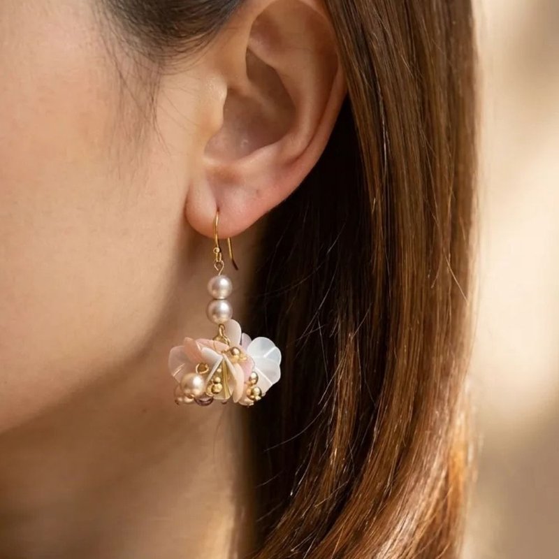 新品 灰色花瓣珠片仿珍珠耳环 雾感冷色系 - 耳环/耳夹 - 其他材质 灰色