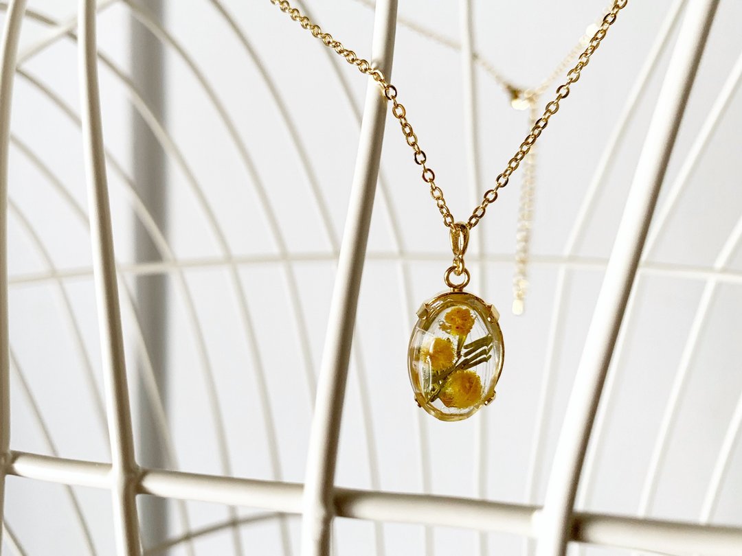 Oval necklace with a real mimosa - 项链 - 树脂 黄色