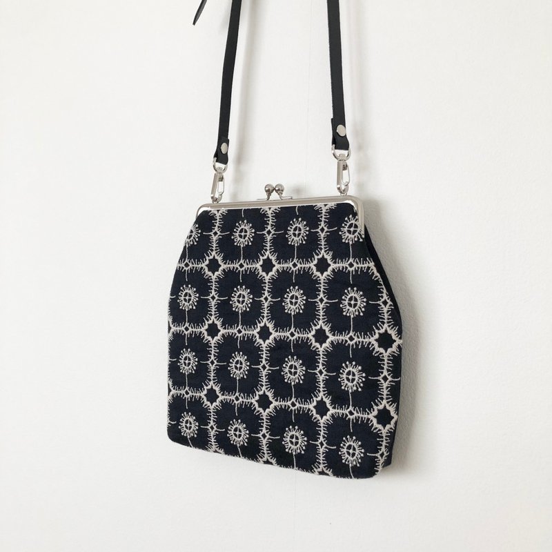 口金斜背包 minä perhonen Anemone 手工制作 - 其他 - 棉．麻 黑色