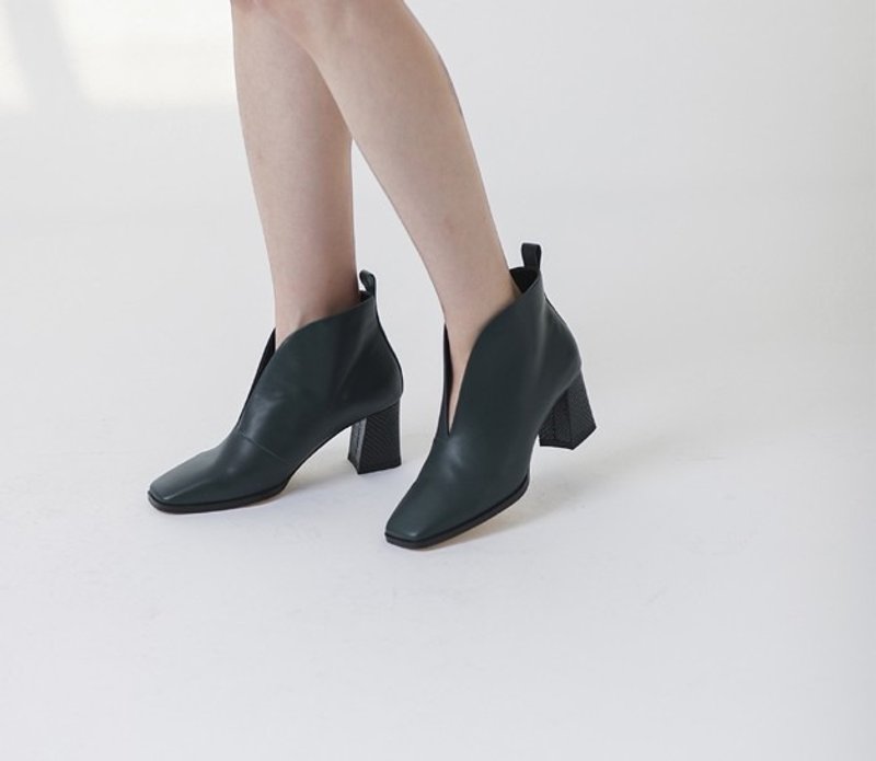 深V篓空 粗跟真皮方头复古靴 绿 - 男女凉鞋 - 真皮 黑色