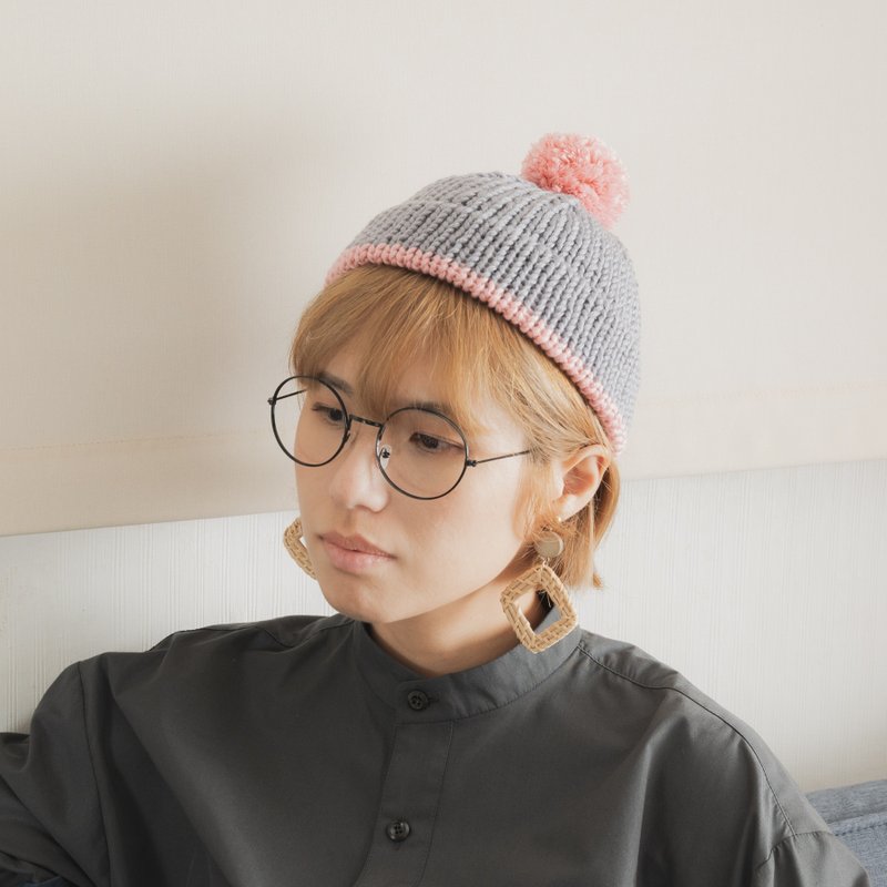 K009 手工编织超短圆顶撞色毛球毛帽水兵帽 - 灰粉 - 帽子 - 棉．麻 灰色