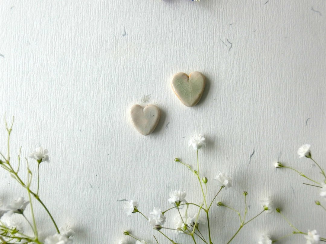 石下 / 透明 淡绿 米白 陶瓷耳环 ( 此款可订制为发夹，磁铁 )  - Little Heart Ceramic Earring - 胸针 - 瓷 白色