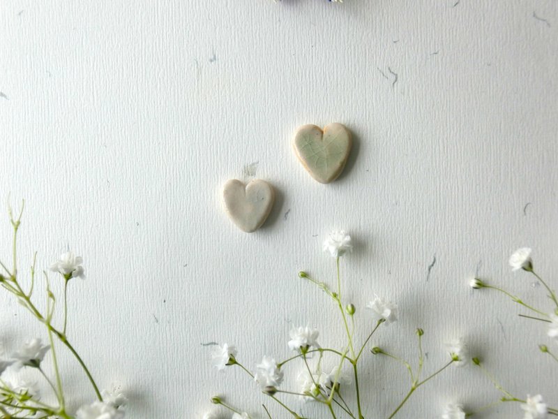 石下 / 透明 淡绿 米白 陶瓷耳环 ( 此款可订制为发夹，磁铁 )  - Little Heart Ceramic Earring - 胸针 - 瓷 白色