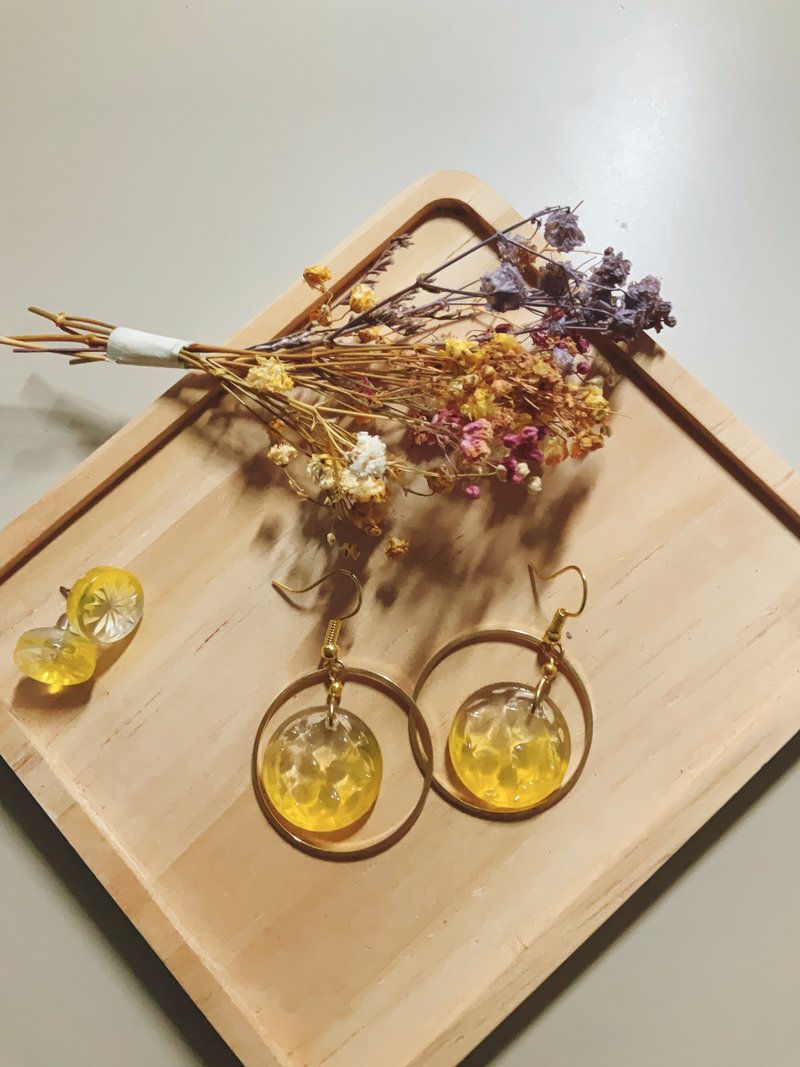 【Fermiyun费芈蕓】窗花系列 黄昏窗花耳环/耳勾 夹式 - 耳环/耳夹 - 树脂 黄色