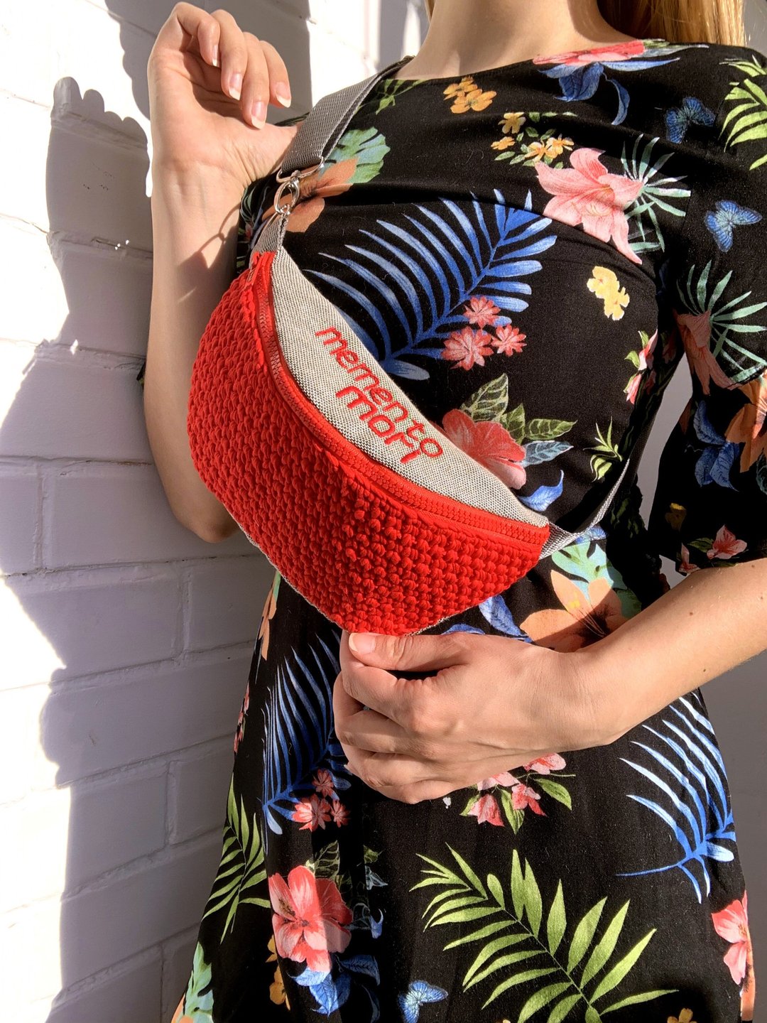 腰包 钩编腰包 刺绣腰包 Crochet fanny pack Red zippered hip bag Waist bag witn embroidery - 侧背包/斜挎包 - 棉．麻 红色