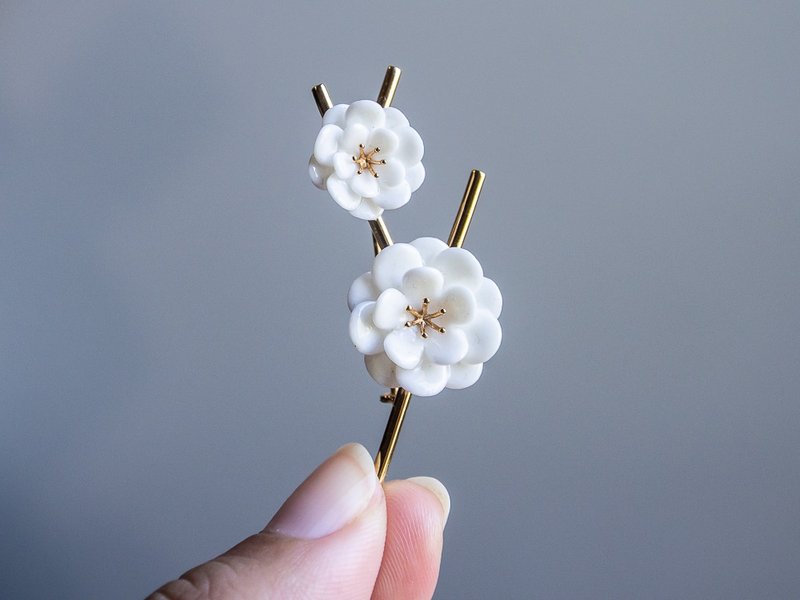 Plum Blossom Porcelain Pin - 徽章/别针 - 瓷 白色