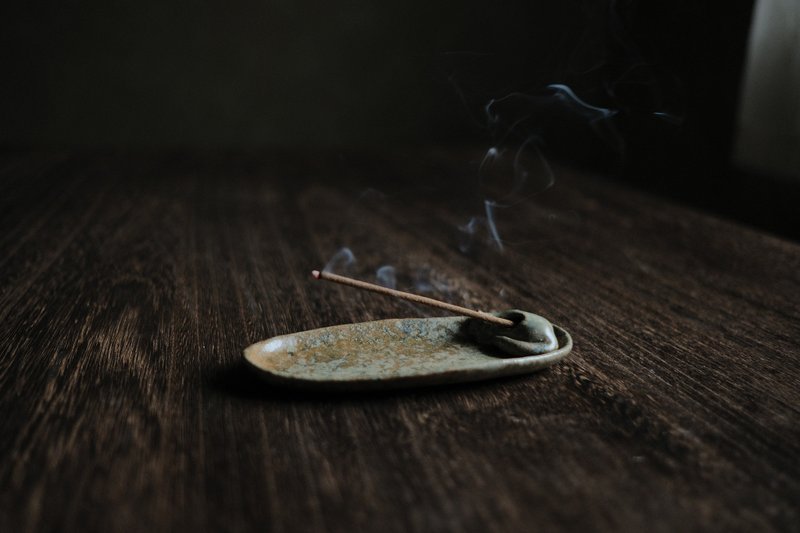 在一旁沈睡的猫・长皿・线香盘 - 香薰/精油/线香 - 陶 绿色