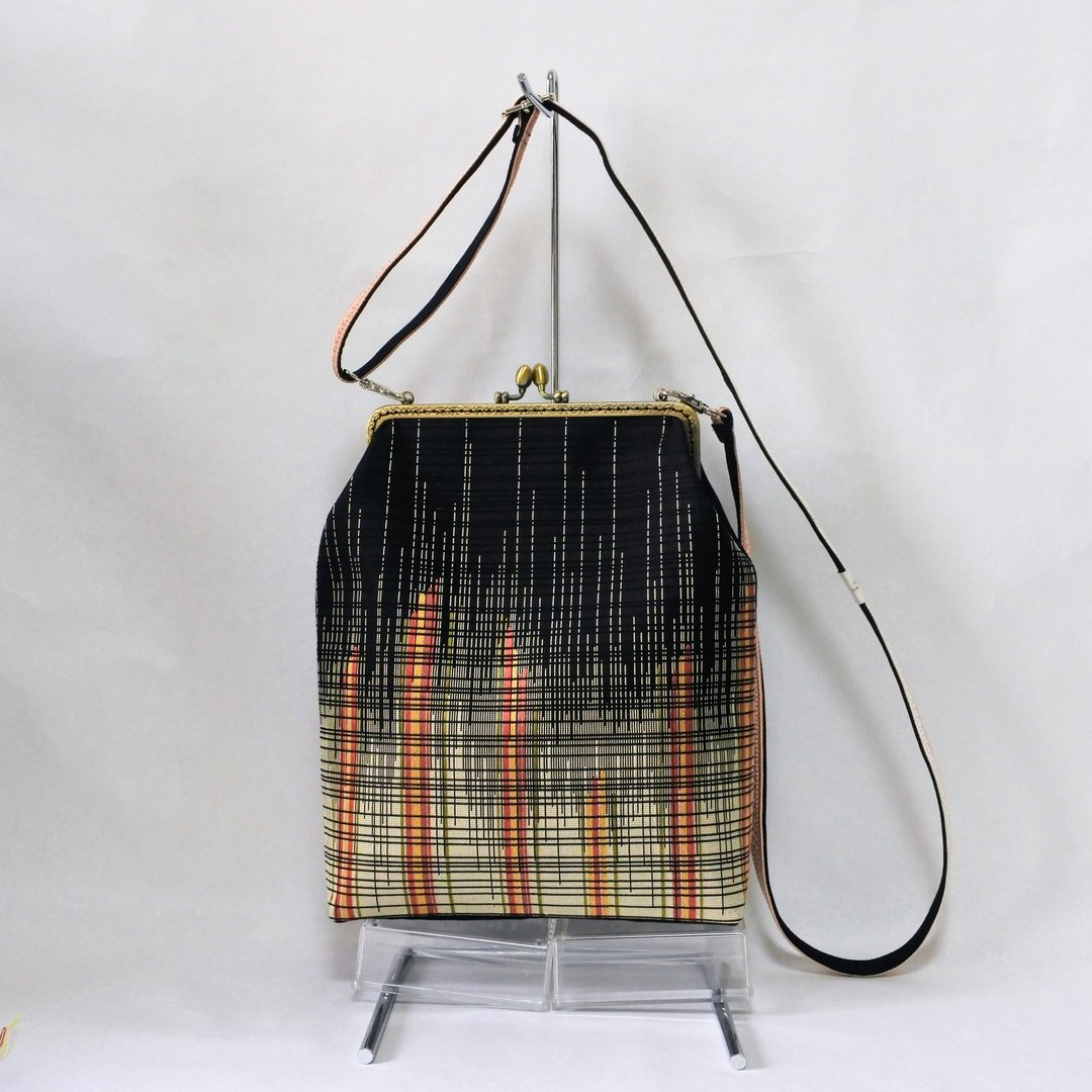Obi Kiss lock bag Clasp Shoulder Bag - 侧背包/斜挎包 - 丝．绢 黑色