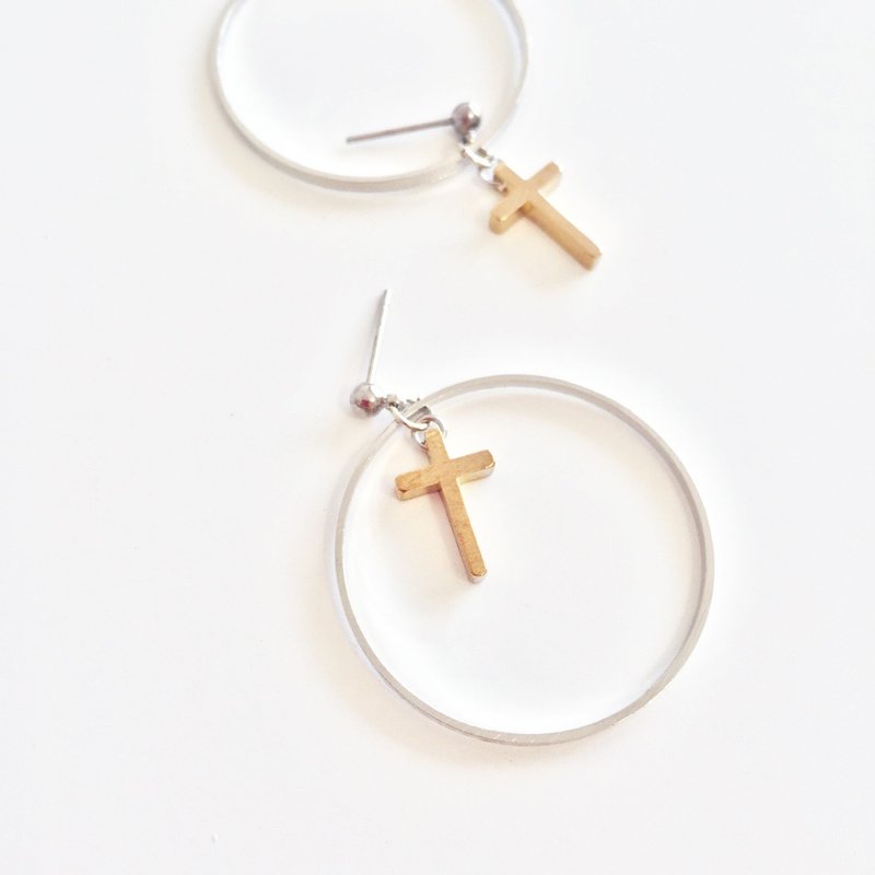 Marygo［金银对比色厚切十字架］篓空耳环 - 耳环/耳夹 - 其他金属 
