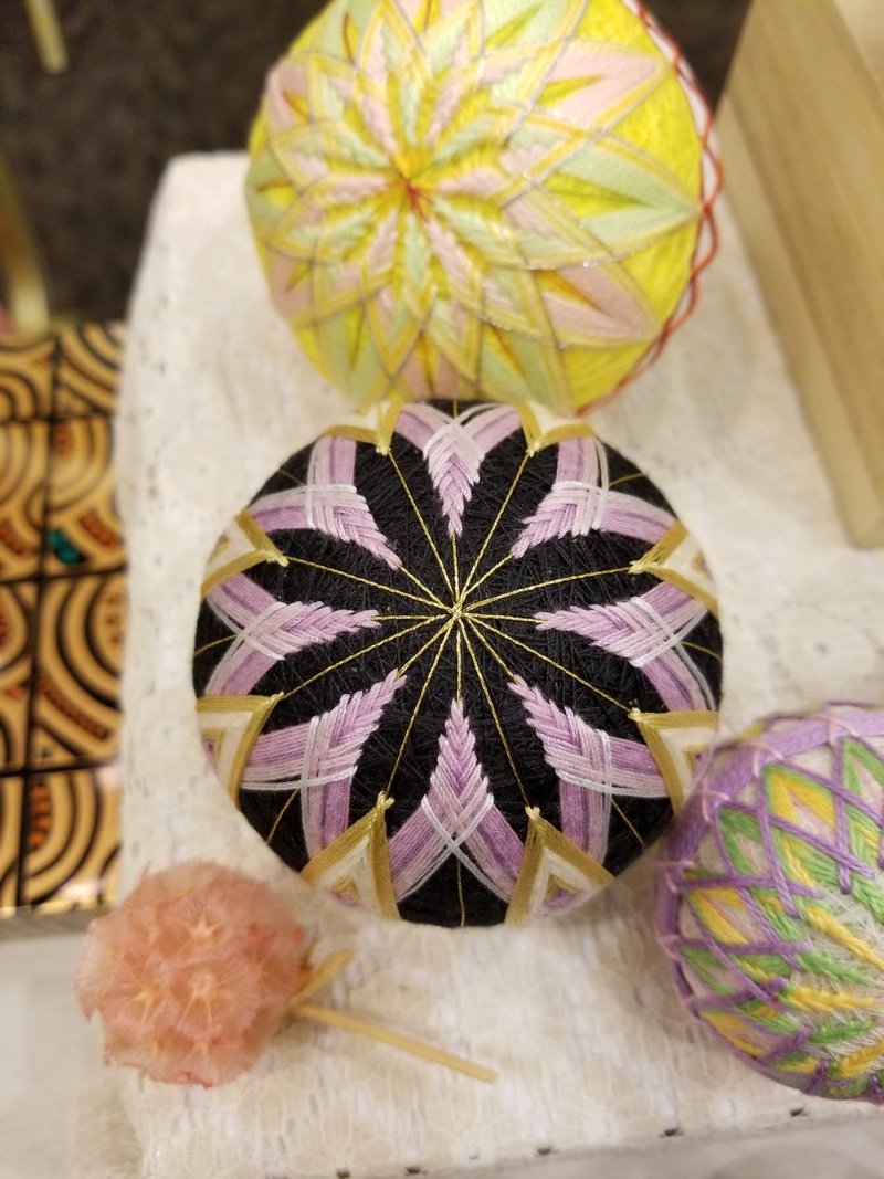 (现货)彩线日和 中尺寸鞠球 家居游玩摆设 - 紫黑 (全人手) M Siz - 摆饰 - 绣线 紫色