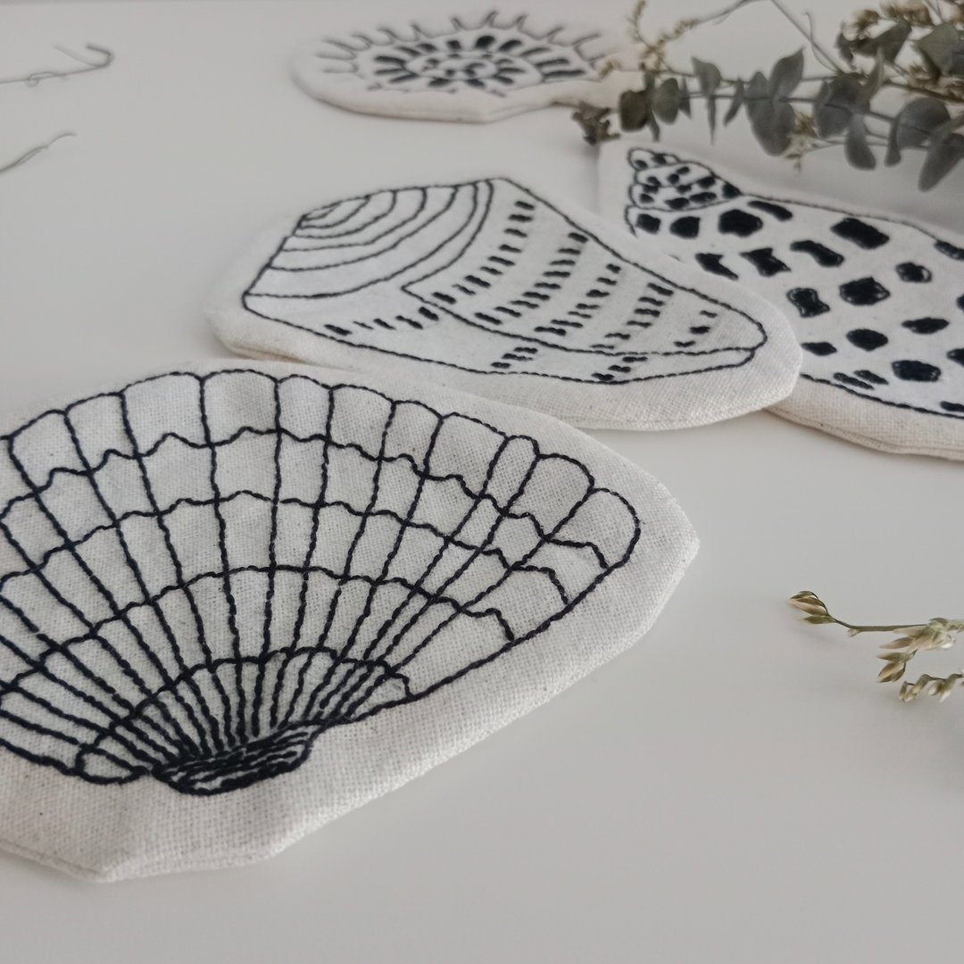 Black seashell coaster set 4 PCS hand embroidery cotton - 杯垫 - 棉 白色