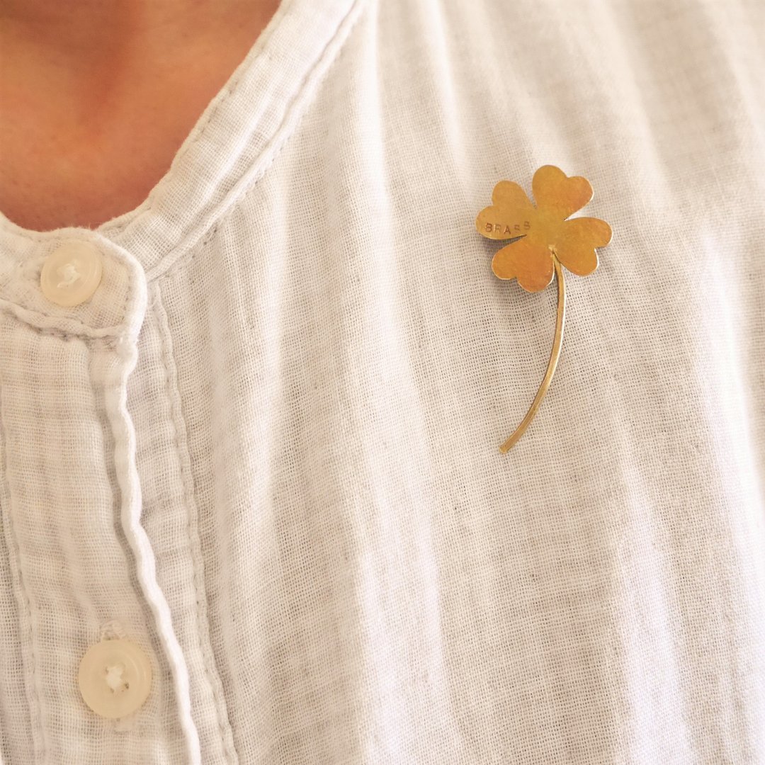 BRASS clover 迷你胸针 - 胸针 - 铜/黄铜 金色