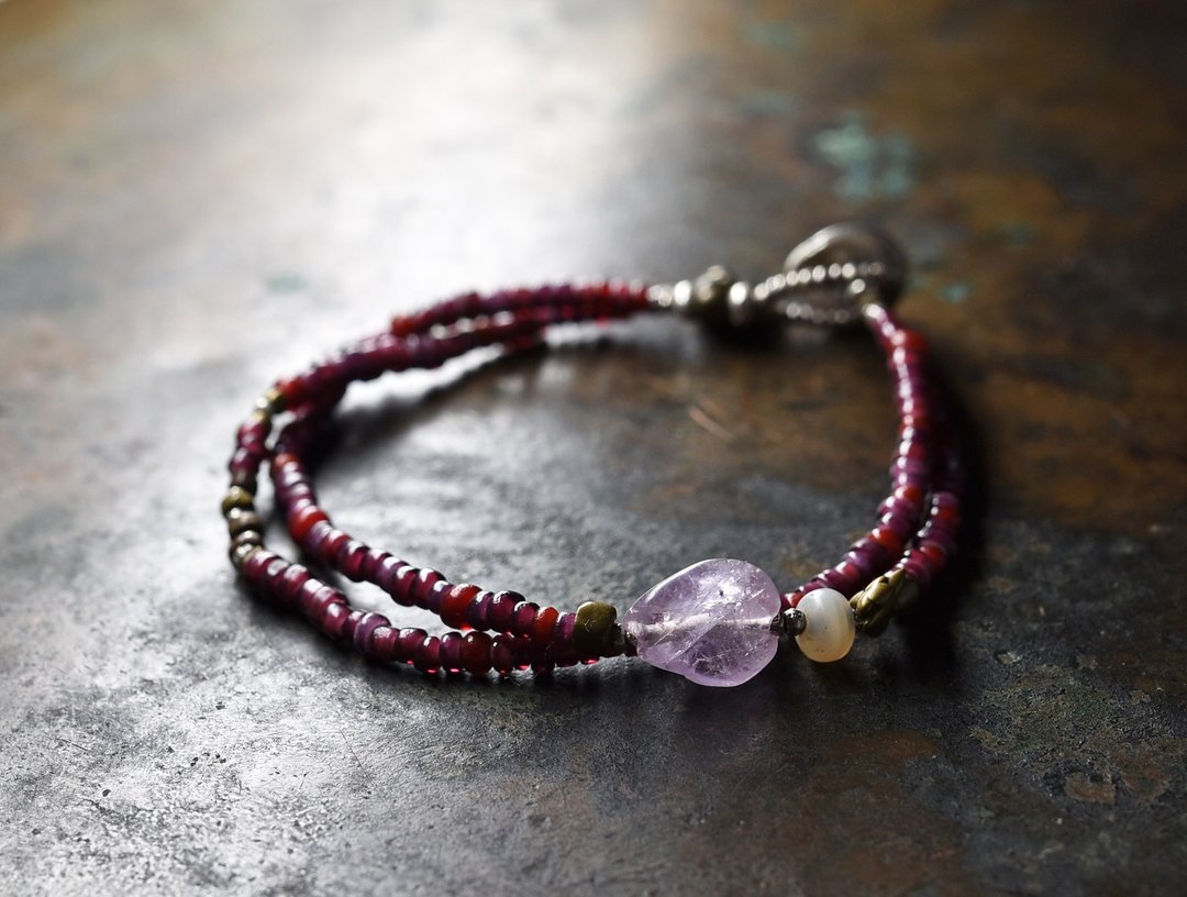 Double breath of ancient amethyst and ancient agate, grape-colored white hearts, old orissa brass - 手链/手环 - 玻璃 紫色