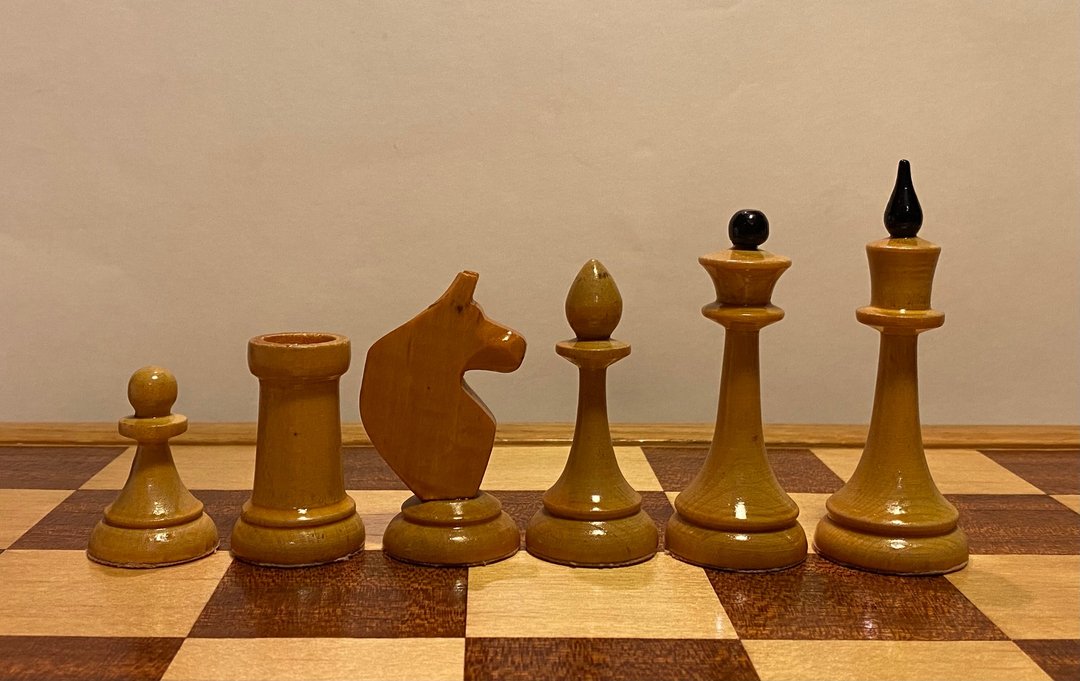 拉脱维亚/莫尔多瓦国际象棋套装 1955 年至 1970 年 - 桌游/玩具 - 木头 橘色