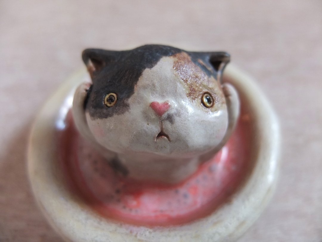猫－三花猫-粉红泡泡浴 (双手搔头 ) - 玩偶/公仔 - 陶 咖啡色