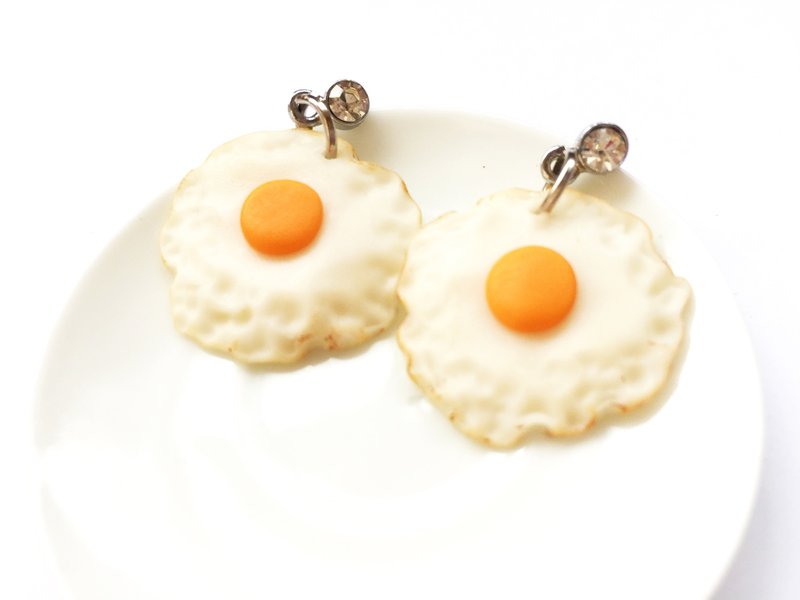 fried egg earrings - 耳环/耳夹 - 粘土 白色