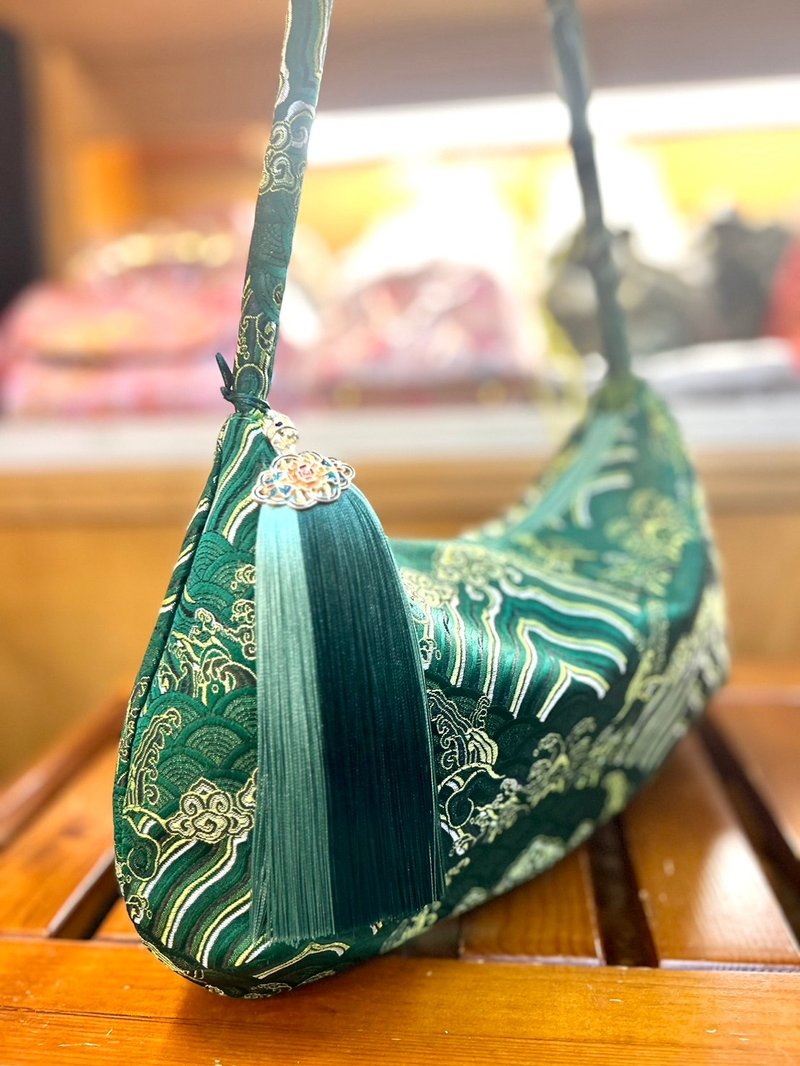 客制轻奢华粽子色腋下精品包 - 化妆包/杂物包 - 丝．绢 多色