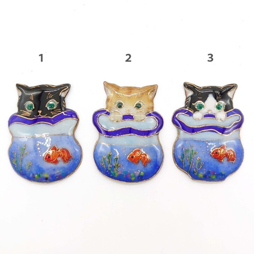 金鱼缸与猫咪珐琅迷你胸针 - 胸针 - 其他金属 蓝色