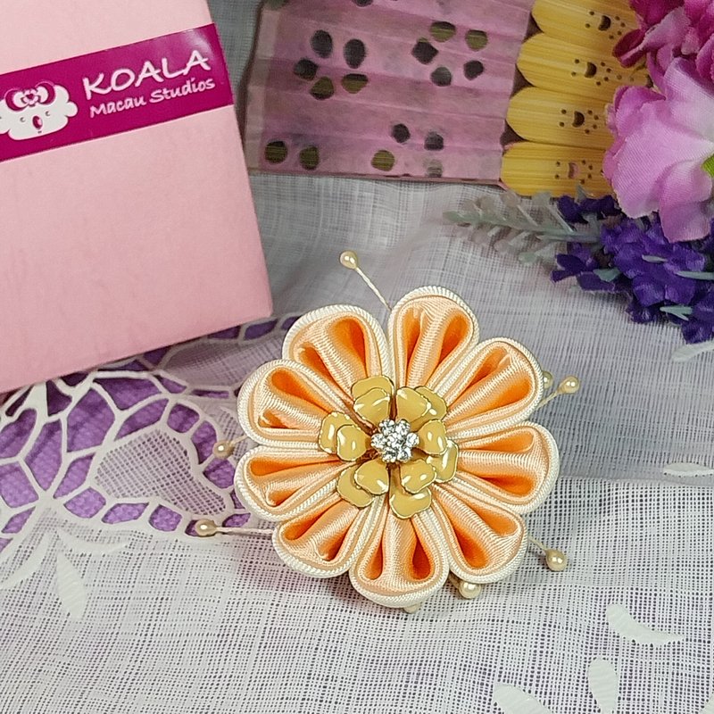 和风系列手工饰品浅粉橘花朵胸针发夹两用款 - 胸针 - 其他材质 