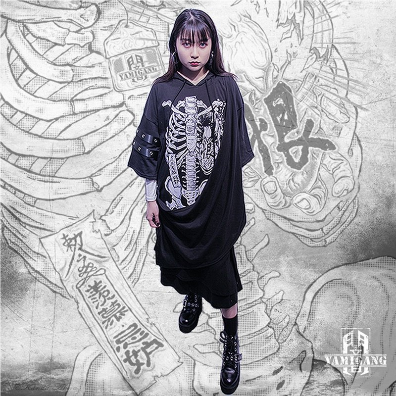 暗黑猎奇 视觉帽T - 中性连帽卫衣/T 恤 - 棉．麻 黑色