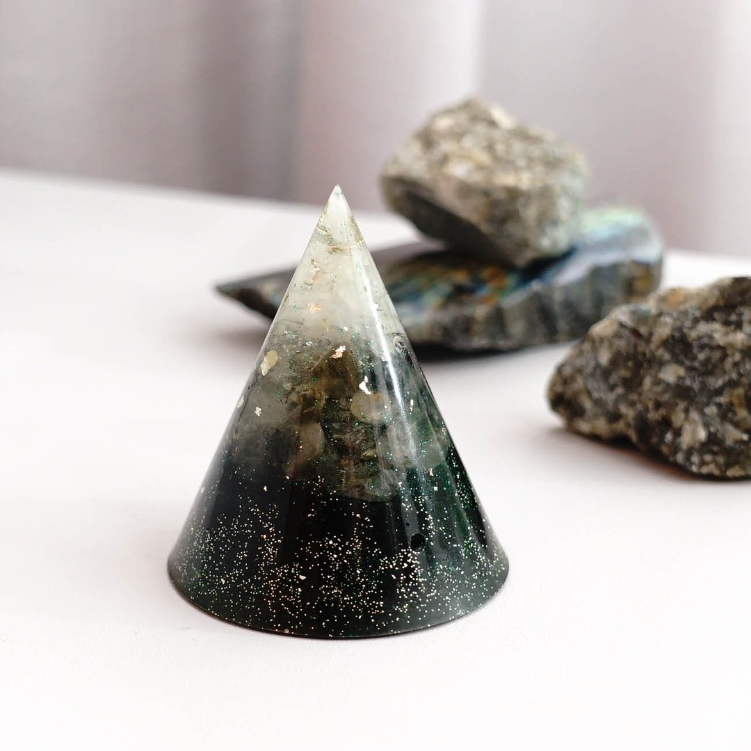 预订【白晶、绿发晶、绿砂石】奥根水晶能量塔Orgonite 6 cm - 摆饰 - 水晶 绿色