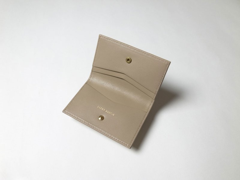 纤薄优雅的商务名片夹　采用优质意大利皮革制成　沙米色 - 皮夹/钱包 - 真皮 卡其色