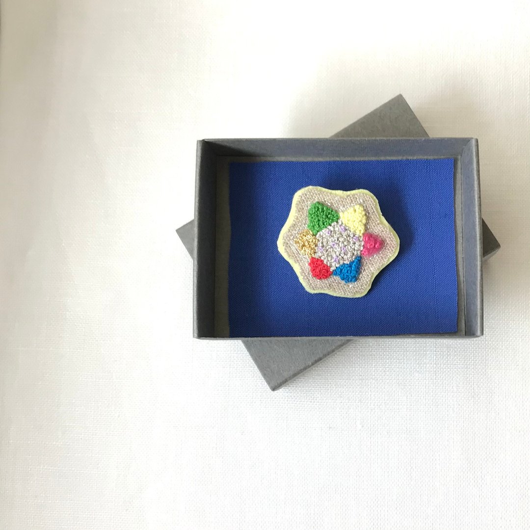 星星胸针 手工刺繍 羊毛毡 Linen Brooch - 胸针 - 绣线 多色