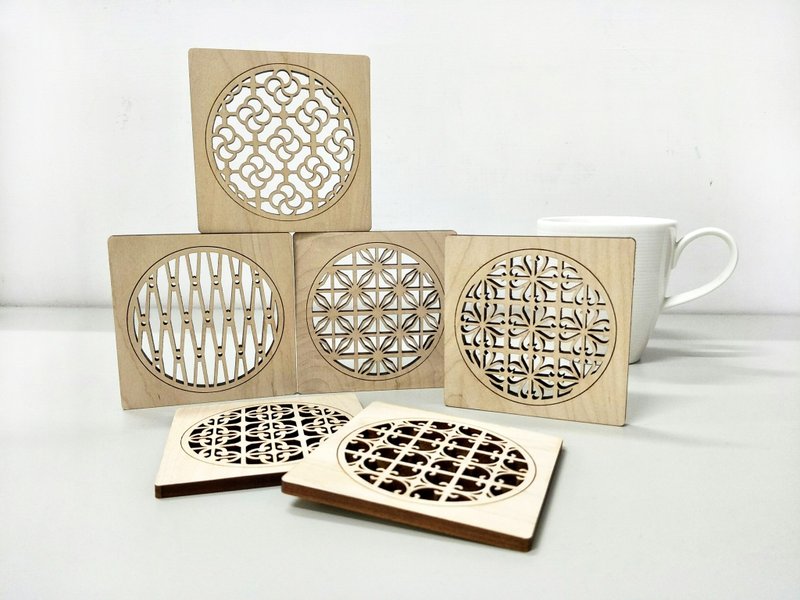 【可加购磁吸盒】台湾意象 铁花窗 枫木方形杯垫 - 杯垫 - 木头 卡其色