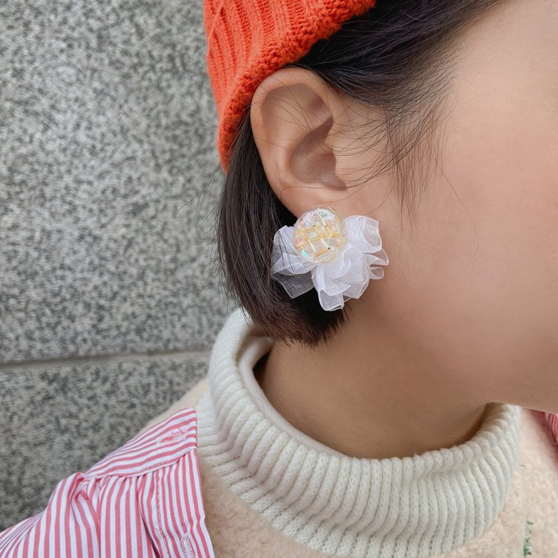 超.  立体纱裙耳环 粉白色 - 耳环/耳夹 - 其他材质 白色