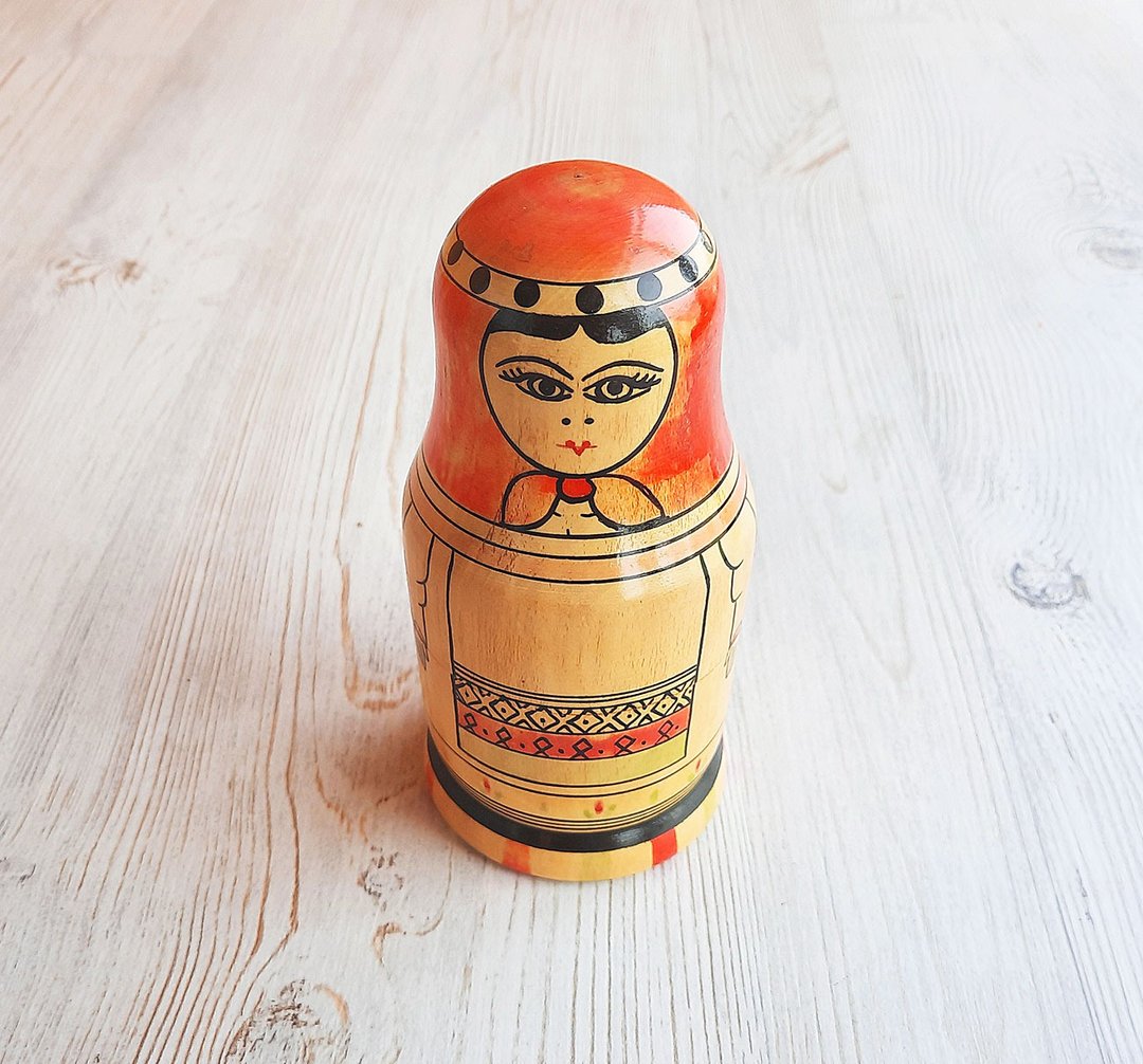 Old wooden Matryoshka Babushka Doll - single vintage Russian nested doll - 玩具/玩偶 - 木头 多色