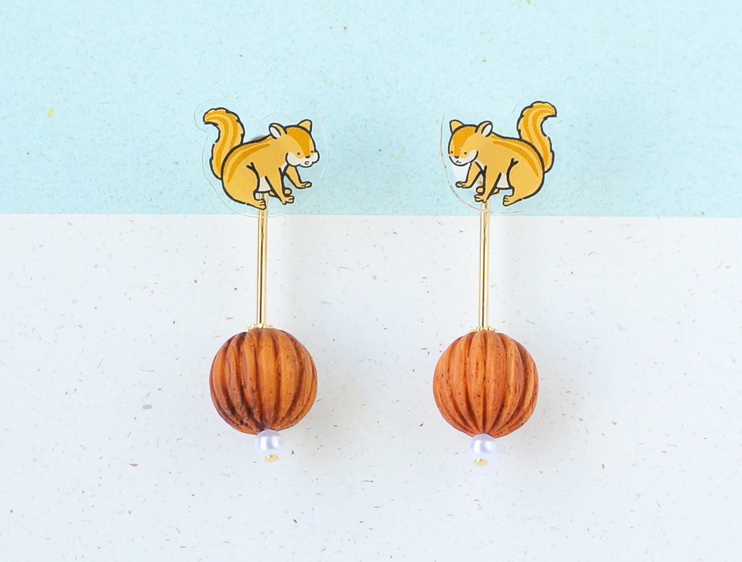 Squirrel with dropped walnuts earrings - 耳环/耳夹 - 压克力 多色