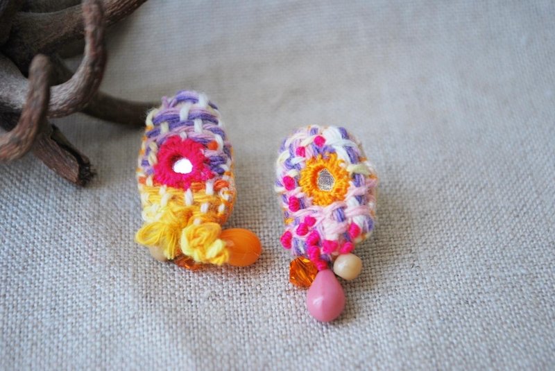 镜面刺绣不对称耳环 (粉色系) - 耳环/耳夹 - 绣线 粉红色