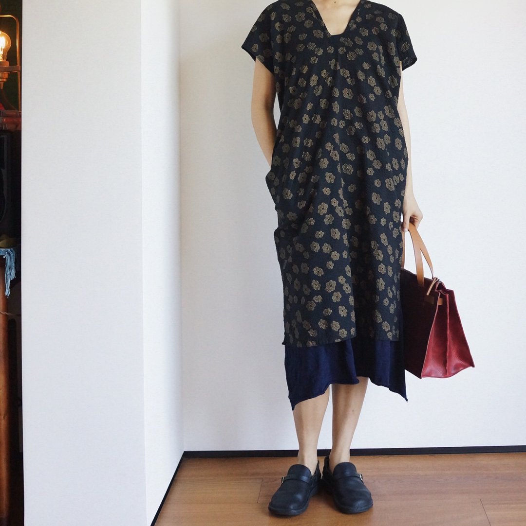 鎏金花朵 日本進口鹽縮肌理薄棉洋裝 長方形衣 夏季V領連身裙 - 洋装/连衣裙 - 棉 黑色