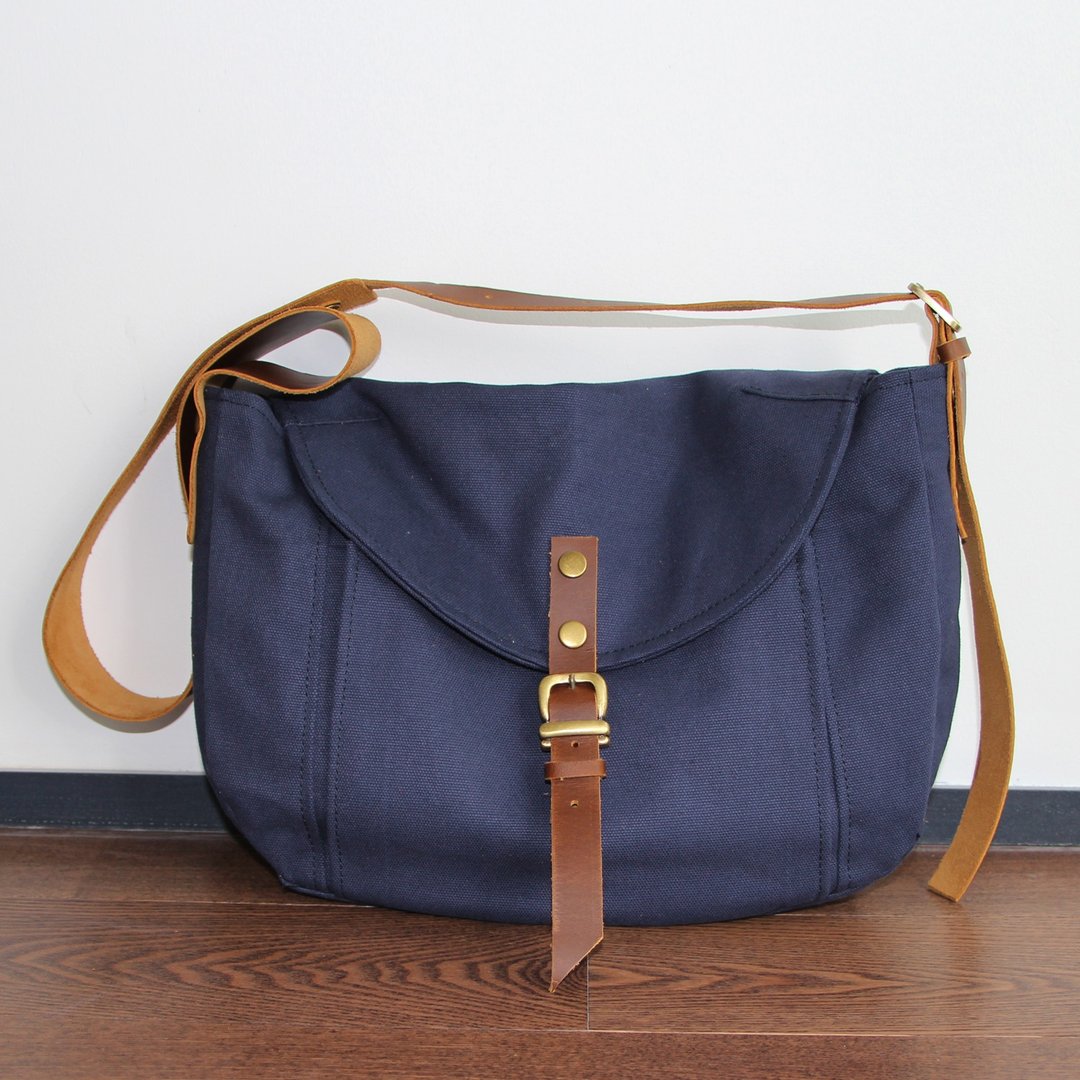 LEATHER STRAP SLING BAG / SINGLE STRAP SHOULDER BAG - 侧背包/斜挎包 - 其他材质 蓝色