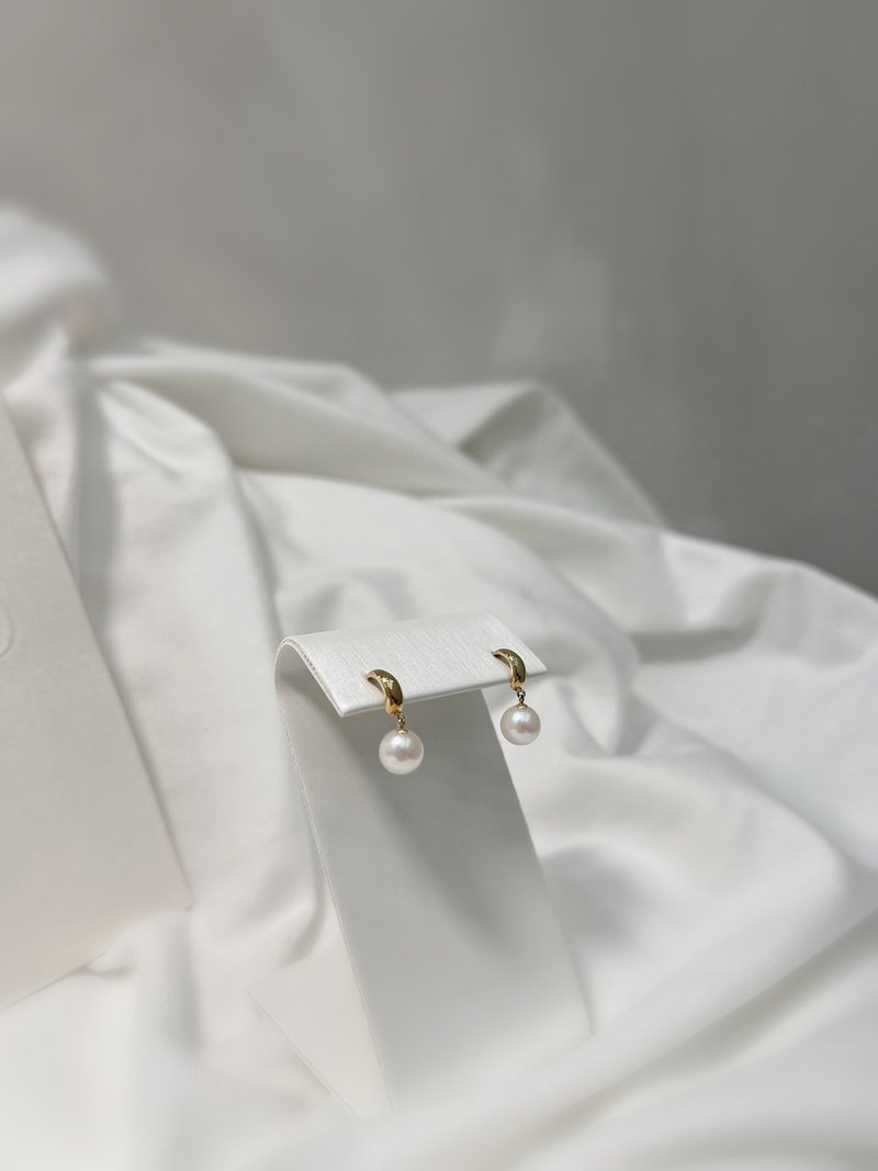 拥抱耳环- 18K纯金日本Akoya珍珠耳环 - 耳环/耳夹 - 贵金属 金色