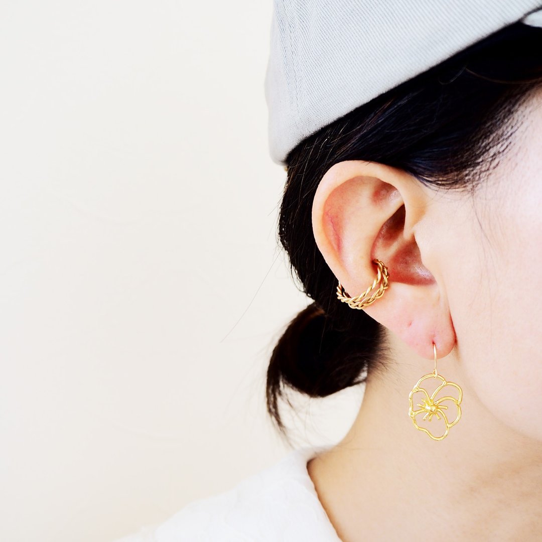 Viola Pierced Earrings - 耳环/耳夹 - 其他金属 金色
