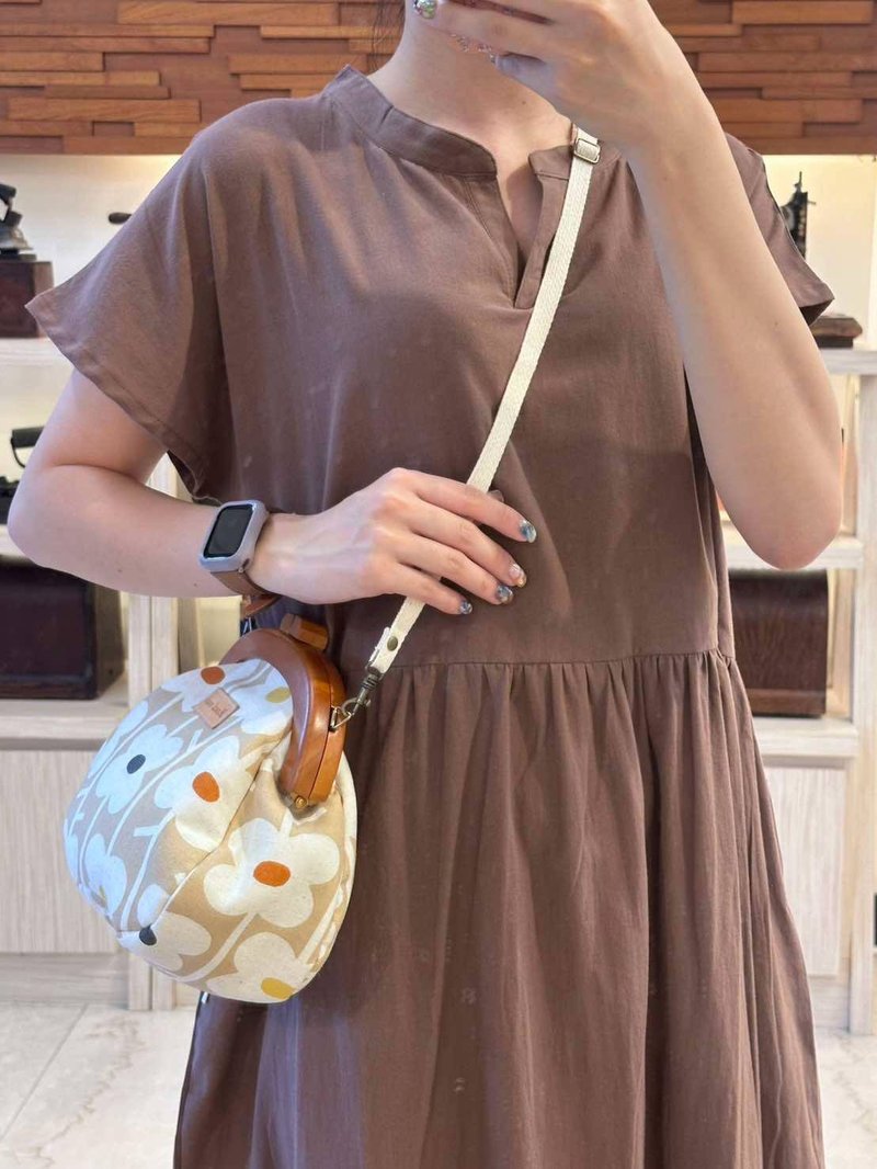 花朵木头口金包/斜背包 - 侧背包/斜挎包 - 棉．麻 