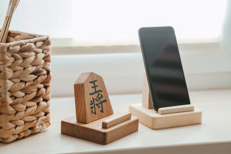 Handmade Wooden Shogi King Phone Stand - Perfect Gift for Fans, Japan Chess - 收纳用品 - 木头 