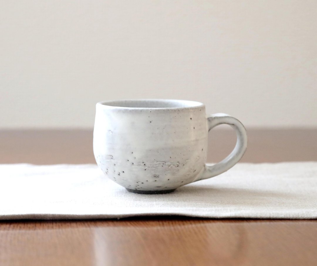 Round mug with black granite and white matte glaze small - 咖啡杯/马克杯 - 陶 白色