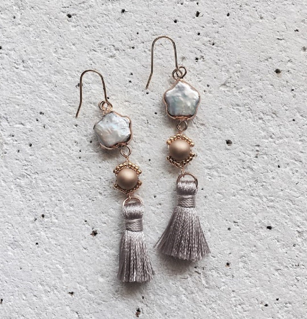 Gold-rimmed pearl tassel earrings Clip-On - 耳环/耳夹 - 珍珠 白色