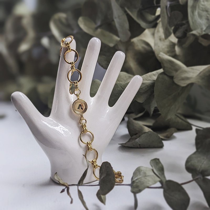 【定制化礼物】小圆画框-黄铜敲字复古手链 英文字母手敲字 定制 - 手链/手环 - 铜/黄铜 