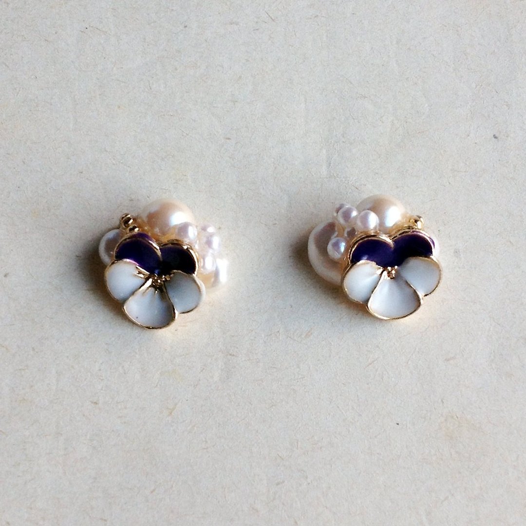 14kgf Viola x Freshwater Keshi Pearl Bijou Ear Needle / Ear Ear - 耳环/耳夹 - 宝石 白色