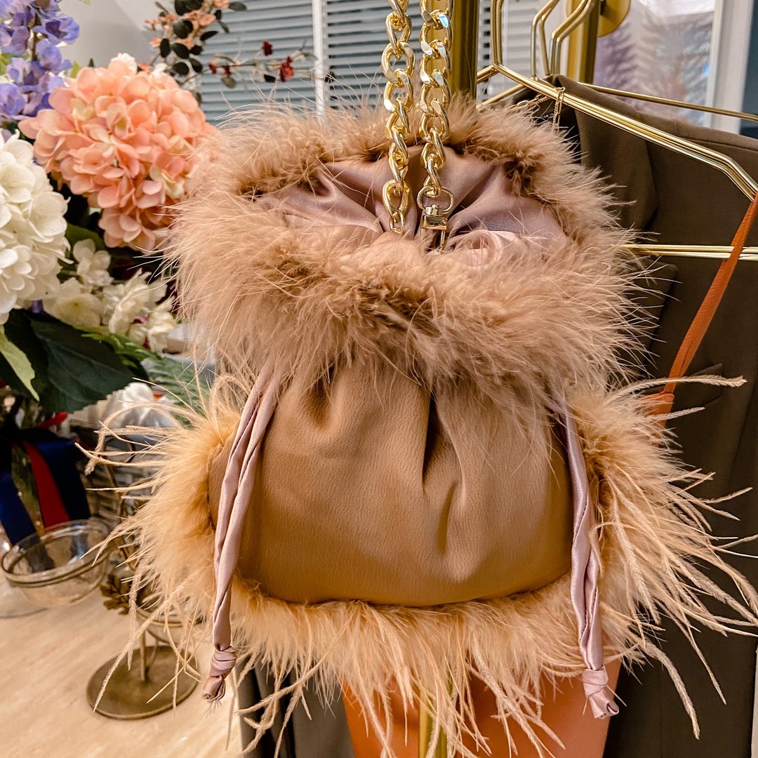 Drawstring bag, fur, chain, brown - 化妆包/杂物包 - 丝．绢 咖啡色