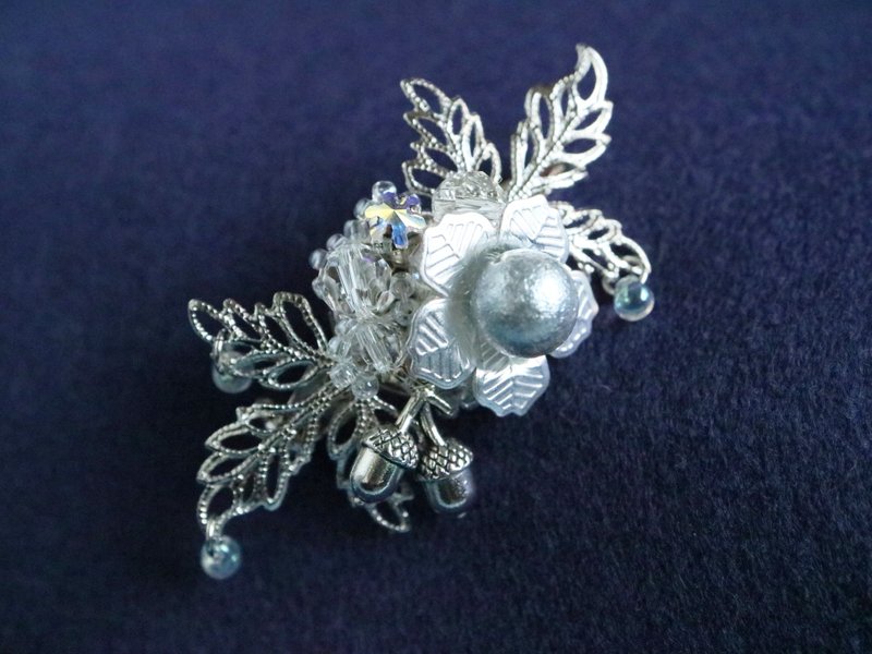 Small Snow Night Broch Small Small Small Winter Austria Crystal Glass Glitter Snow Crystal Matching Link Coordination Glass Pearl Resin Pearl Artificial Pearl - 胸针 - 玻璃 银色