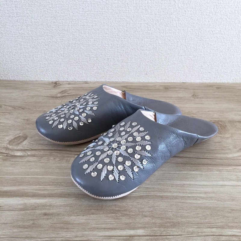 Resale Hand-sewn embroidered elegant babouche (slippers) Funun Gray - 室内拖鞋 - 真皮 灰色