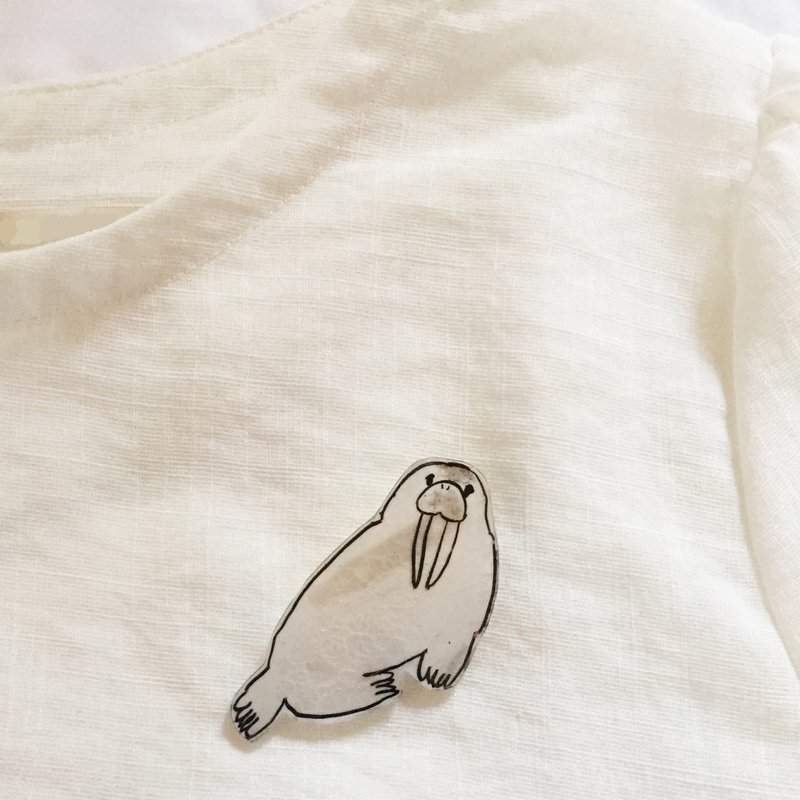 Drooping eyes walrus Prabang brooch - 胸针 - 塑料 白色