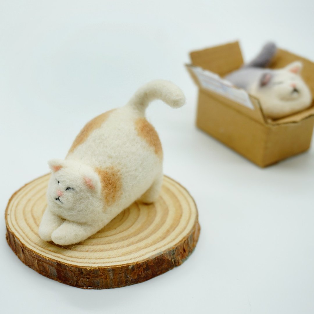 羊毛毡作品 伸懒腰的花斑猫 钥匙圈 钥匙链 家居摆饰 圣诞礼物 - 摆饰 - 羊毛 黄色