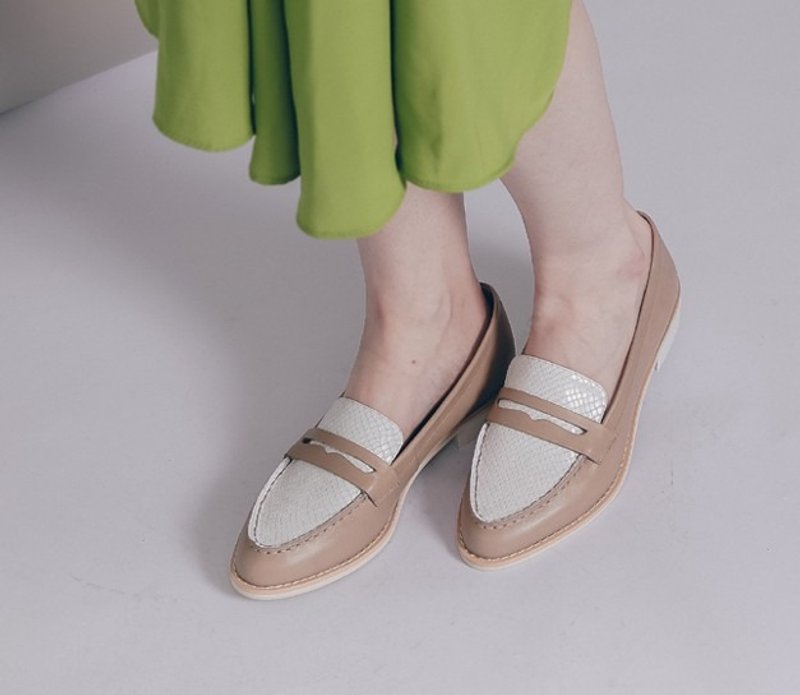 手缝线 经典真皮皮鞋 乐福 杏拼白蛇纹 - 女款牛津鞋/乐福鞋 - 真皮 卡其色