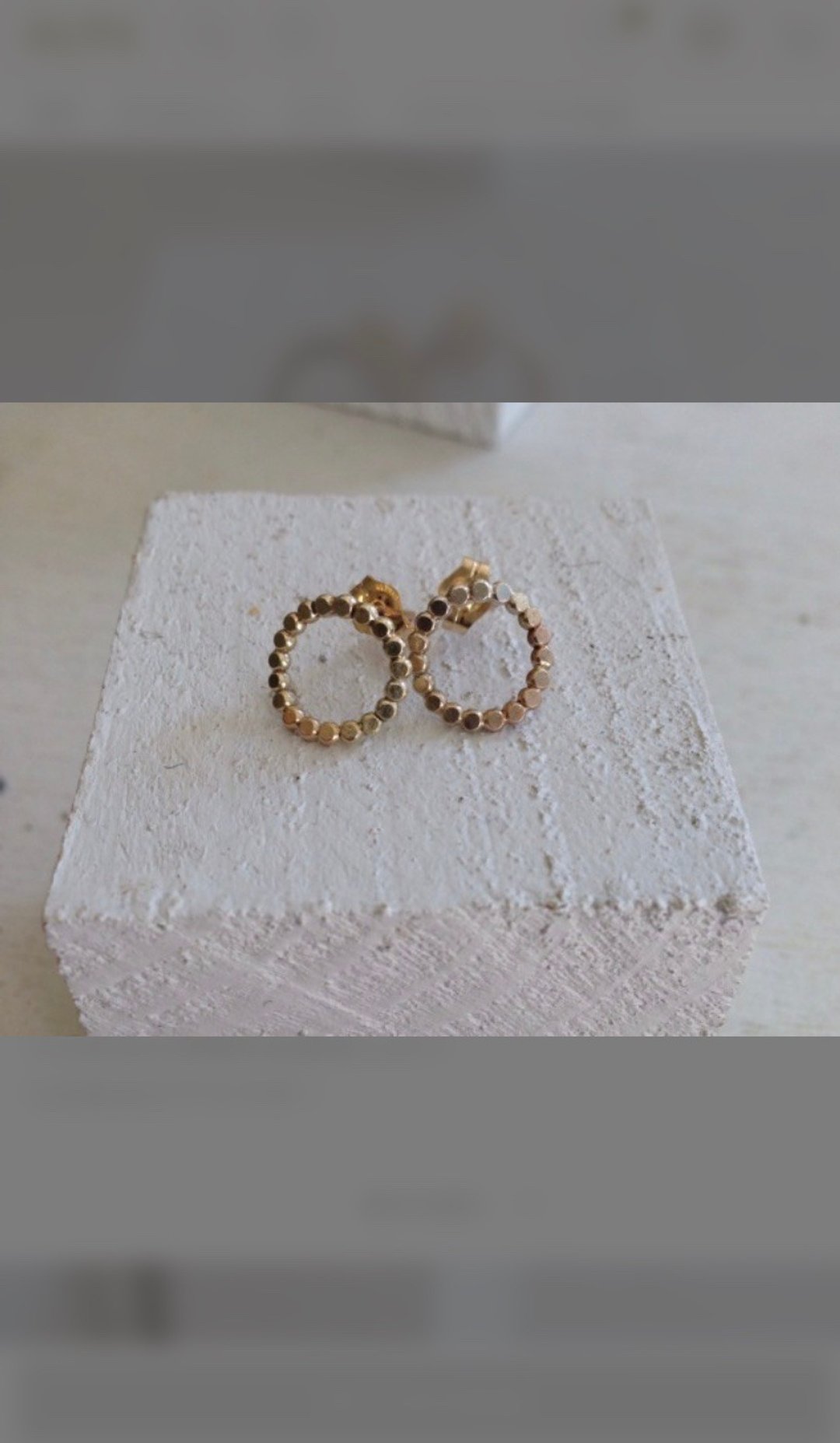Grain round earrings - 耳环/耳夹 - 其他金属 金色