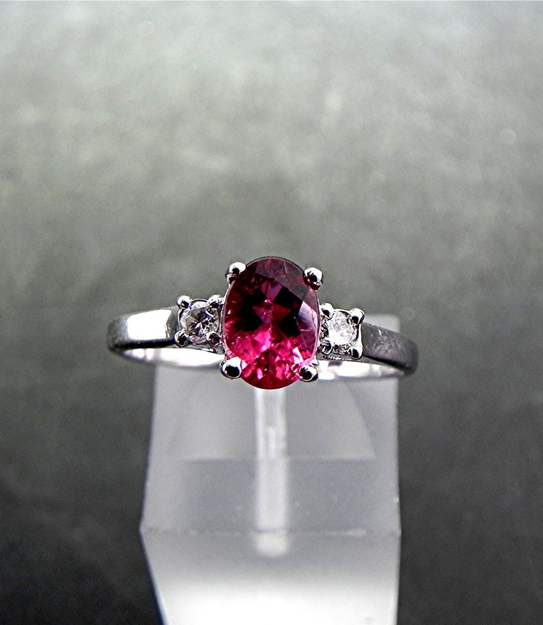 AAA 级红碧玺 8x6mm 1.15 克拉，搭配 0.14 克拉钻石，14K 白金材质。 - 戒指 - 宝石 紫色